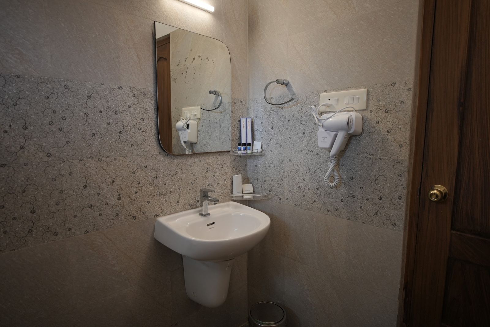 The stone finished washbasin in Casa Terra
