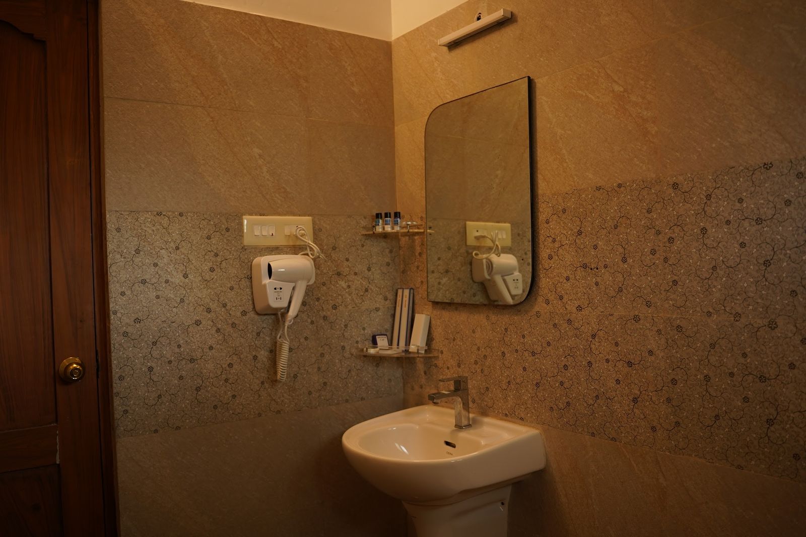 The stone finished bathroom of Casa Verde